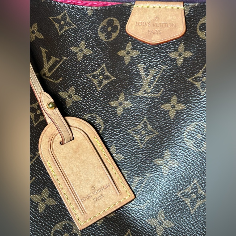 Louis Vuitton Graceful PM Monogram Canvas Shoulder Bag with Pink Interior - Picture 3 of 7